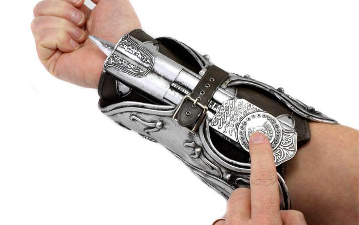Assassin Creed 2 Ezio Hidden Blade Role Play Gauntlet Replica PREORDER - immagine 2